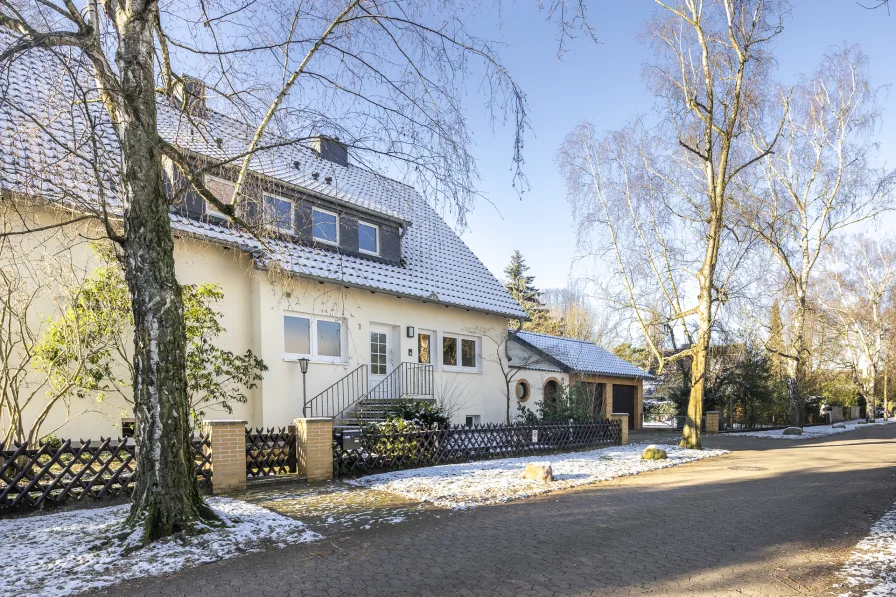 Hausansicht - Haus kaufen in Hannover - Isernhagen-Süd: 1-2-Familienhaus, 2008 kernsaniert, auf 1.300 m² großem Grundstück mit 2 Garagen
