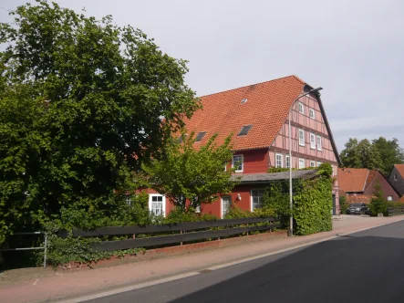 Vorderansicht - Zinshaus/Renditeobjekt kaufen in Hessisch Oldendorf - 3-Familienhaus mit Fachwerkfassade im Dorfkern