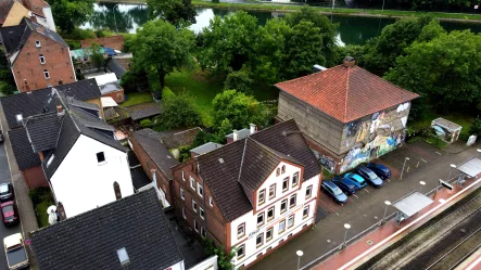 Luftaufnahme mit Kanal im Hintergrund - Zinshaus/Renditeobjekt kaufen in Hannover - Mehrfamilienhaus mit 6 Wohneinheiten in zentraler Lage in Limmer