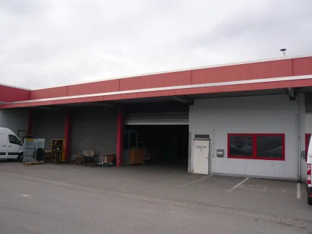 Außenbereich mit Freifläche - Halle/Lager/Produktion mieten in Hannover - Ebenerdige, beheizte Lagerhalle mit Hochregallagern ausgestattet