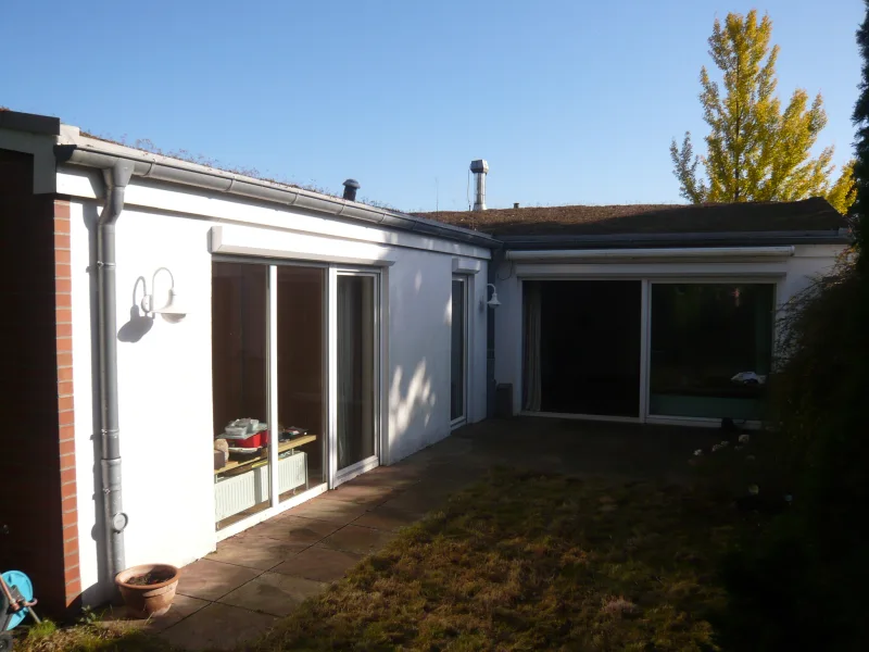 Hinteransicht / Terrasse - Haus kaufen in Hannover - ANDERTEN: Gartenhofbungalow in bester Lage