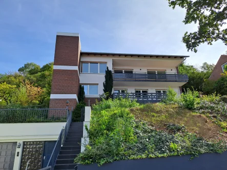 Straßenansicht - Haus kaufen in Bovenden - Naturnahes, umfassend saniertes Einfamilienhaus mit viel Platz für die ganze Familie