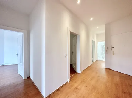 Flur/Diele - Wohnung mieten in Hannover (Nordstadt) - Frisch renoviert: Großzügige & helle 3-Zimmer-Altbauwohnung mit Charme