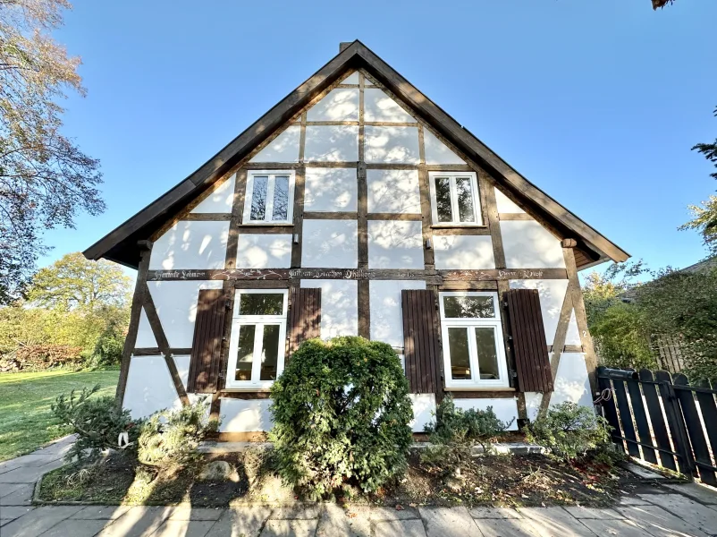Giebelseite - Haus mieten in Isernhagen HB - Hochwertig saniertes Fachwerktraumhaus mit schönem Garten in ruhiger Lage 