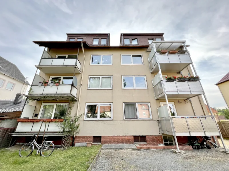 Rückseite, Balkone - Zinshaus/Renditeobjekt kaufen in Hannover (Stöcken) - Solides Mehrfamilienhaus mit 8 Wohnungen & 5 Garagen in sehr gut vermietbarer Lage