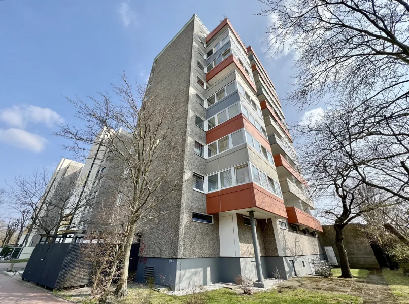 Hausansicht - Wohnung kaufen in Hannover (Groß Buchholz) - Kleine Kapitalanlage Nähe MHH: Vermietete 1-Zimmer-ETW mit Balkon & schönem Ausblick