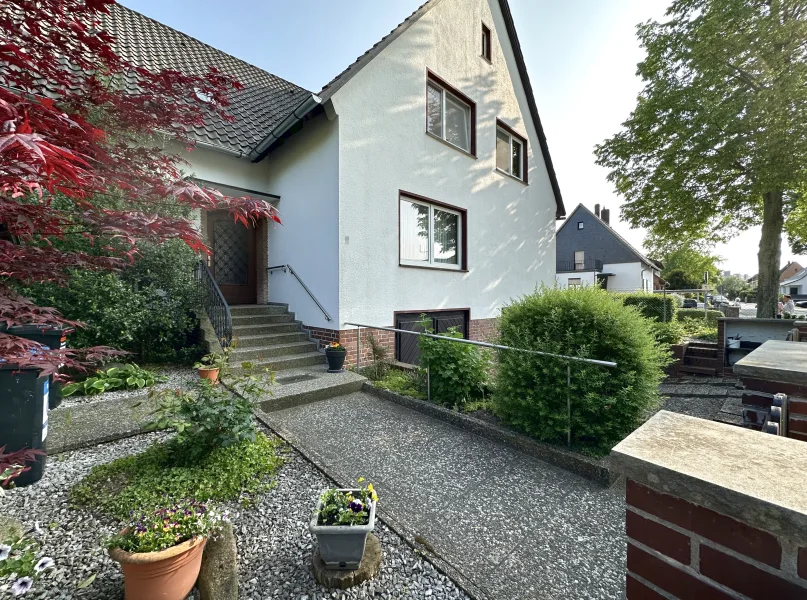 Vorderseite, Eingang - Haus kaufen in Isernhagen (Altwarmbüchen) - Großzügiges Wohnhaus mit Potential & verschiedenen Nutzungsmöglichkeiten in guter Lage