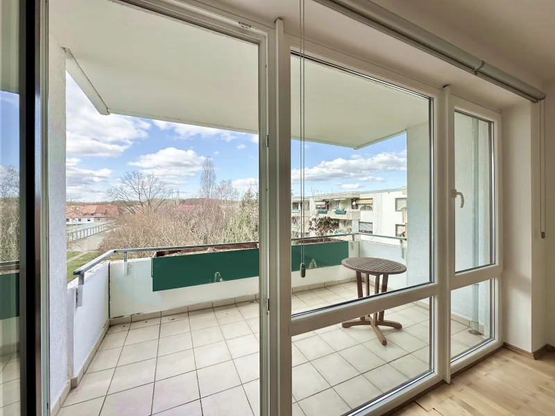 Balkon/Loggia - Wohnung kaufen in Lehrte - Ansprechende + moderne 2-Zimmer-Wohnung mit großem sonnigen Balkon in guter Wohnlage 