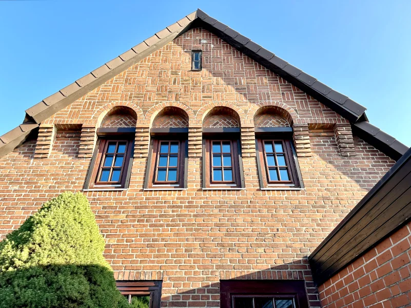 Giebelseite - Haus kaufen in Laatzen (Alt-Laatzen) - Denkmalgeschützte Doppelhaushälfte mit Potential in zentraler & attraktiver Wohnlage