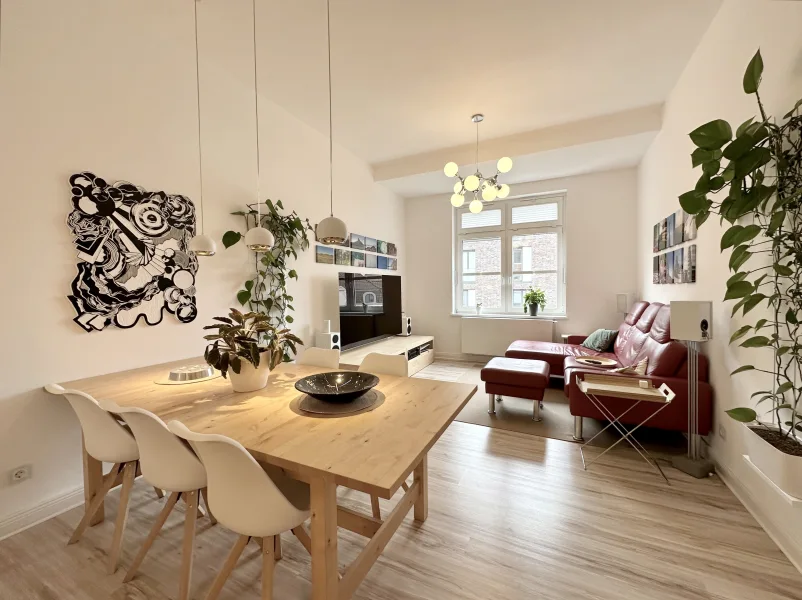 Wohn-/Esszimmer - Wohnung kaufen in Hannover (Linden-Süd) - Moderne + stilvolle 4-Zimmer-Altbauwohnung mit Balkon in beliebter & zentraler Lage
