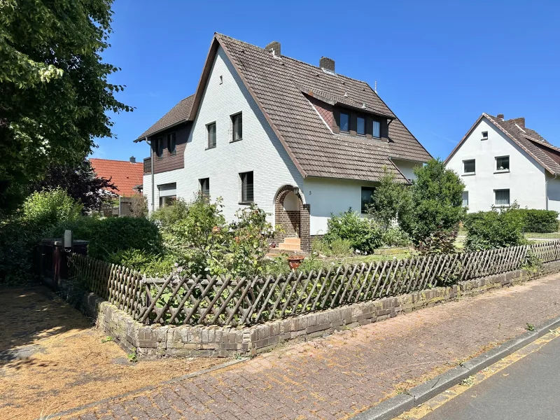Süd- und Ostseite - Haus kaufen in Hemmingen-Westerfeld - Zweifamilienhaus auf großem Grundstück in ruhiger, stadtnaher & landschaftlich reizvoller Lage