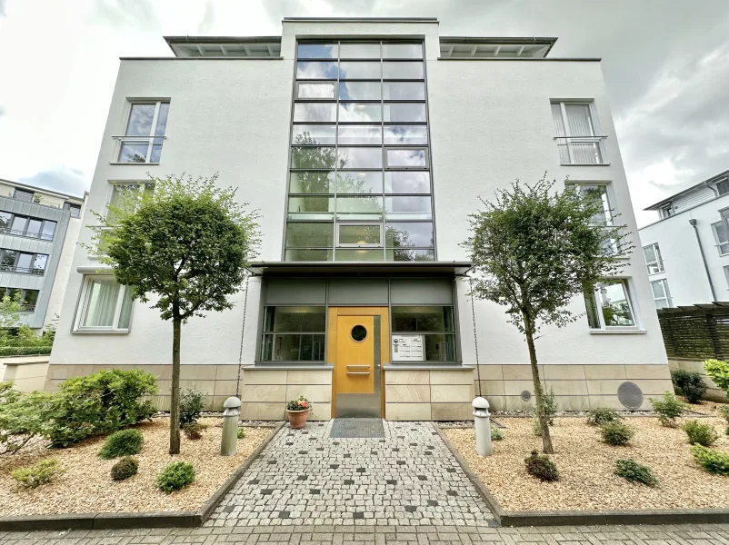 Vorderseite - Wohnung kaufen in Celle - Vivre Mieux: Großzügige + ansprechende 4-Zimmer-Wohnung mit Terrasse & Garten in Bestlage