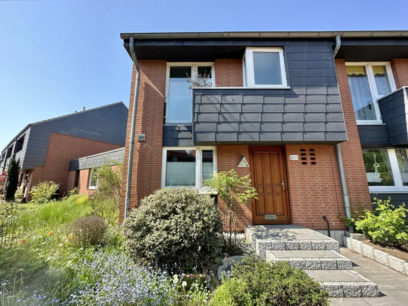 Vorderseite - Haus kaufen in Hannover (Davenstedt) - Solides & großzügiges Reihenhaus/Doppelhaushälfte in bevorzugter Wohnlage