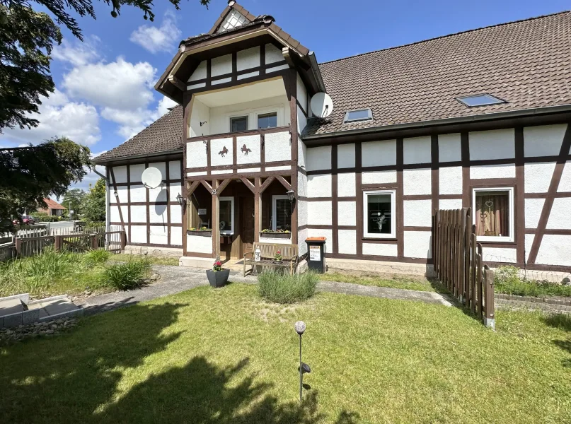 Vorderseite - Haus kaufen in Uetze - Ruhiges + landschaftlich reizvolles Wohnen im modernen & großzügigen Fachwerkhaus