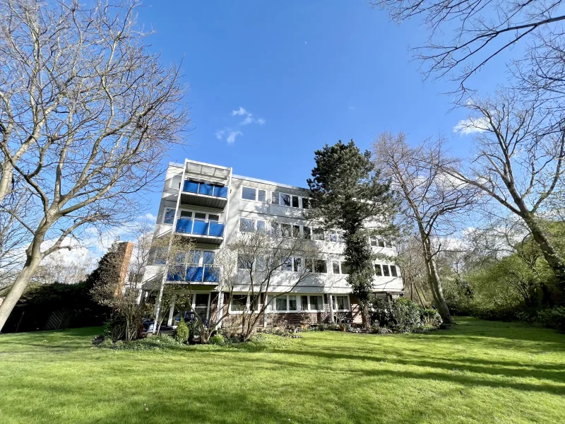 Hausrückseite - Wohnung kaufen in Hannover (Kirchrode) - Zwischen Eilenriede & Tiergarten: Helle + modernisierte 3-Zimmer-Wohnung mit sonnigem Balkon 