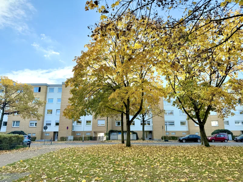 Vorderseite, Straßenansicht - Wohnung kaufen in Hannover (Heideviertel) - Gut geschnittene & helle 2-Zimmer-Wohnung mit sonnigem Balkon + 2 TG-Stellplätze