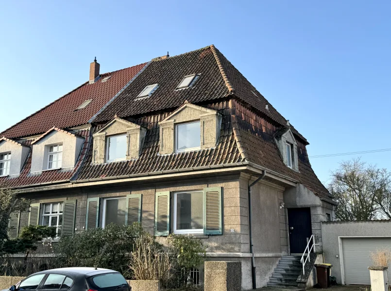 Vorderseite - Haus kaufen in Hannover (Waldheim) - Schöne Doppelhaushälfte/Stadtvilla mit Altbaucharme in zentrumsnaher Lage / Nähe Eilenriede
