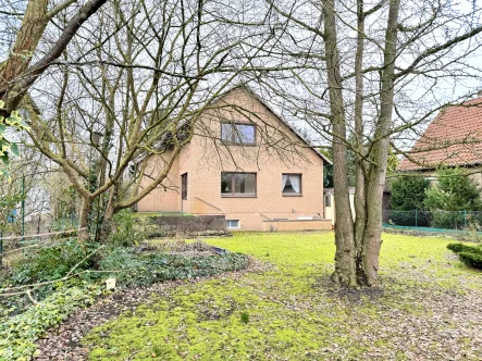 Rückseite, Garten - Haus kaufen in Langenhagen - Ruhiges + natur- & stadtnahes Wohnen im soliden Einfamilienhaus mit großem Garten 