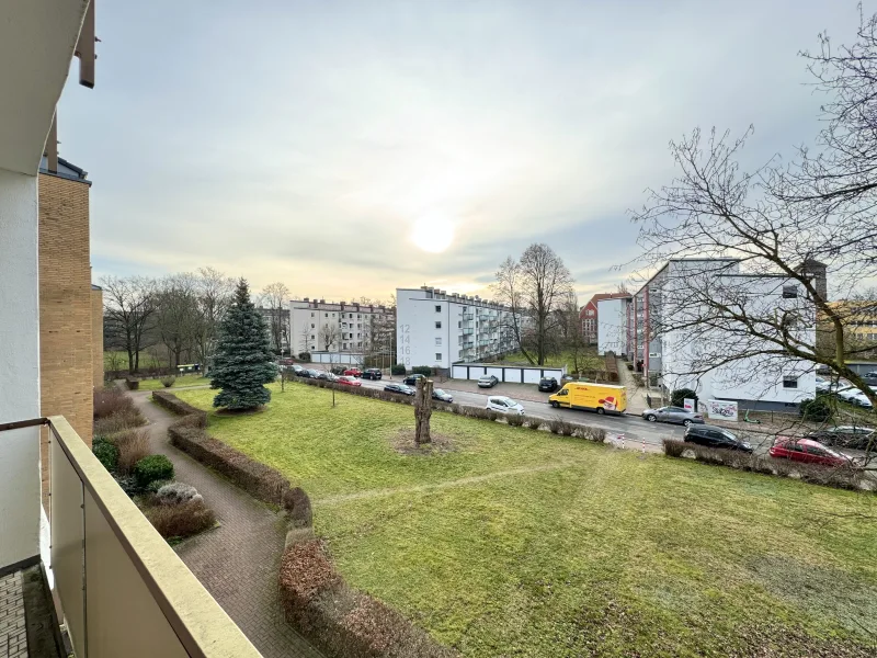 Ausblick, Außenanlage - Wohnung kaufen in Hannover (Döhren) - Gut geschnittene + helle 3,5-Zimmer-Wohnung mit sonnigem Balkon & schönem Ausblick