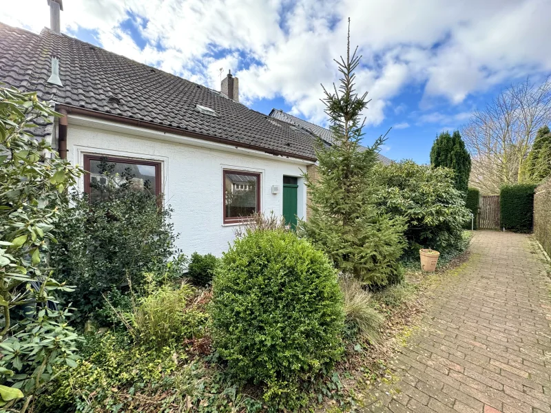 Hausvorderseite - Haus kaufen in Hannover (Bothfeld) - Reihenhaus mit interessanter Aufteilung + großem Garten in ruhiger & zentraler Lage