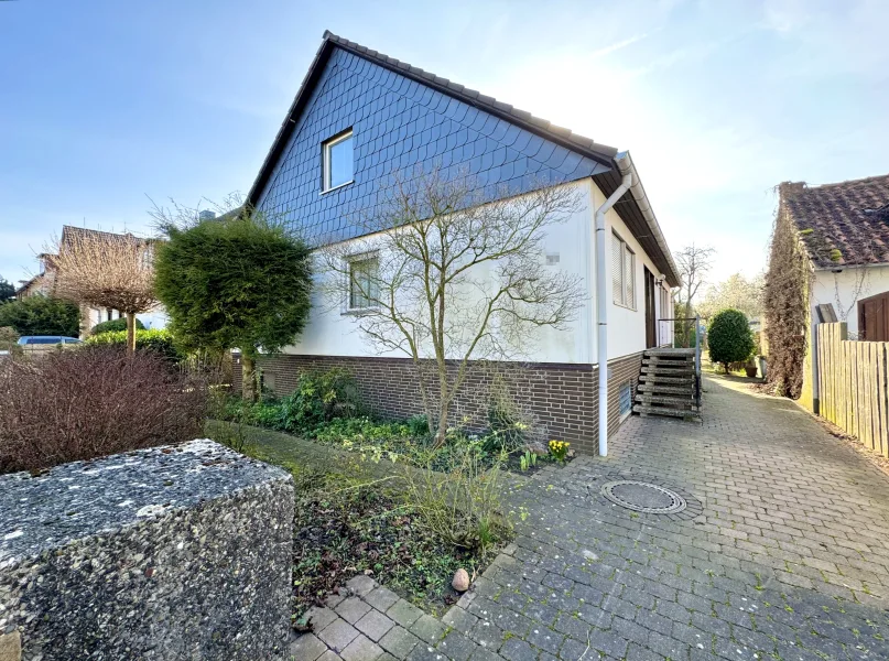 Vorder-/Giebelseite - Haus kaufen in Hannover (Badenstedt) - Helles & freundliches 1-bis 2-Familienhaus mit großem Garten in bevorzugter Lage