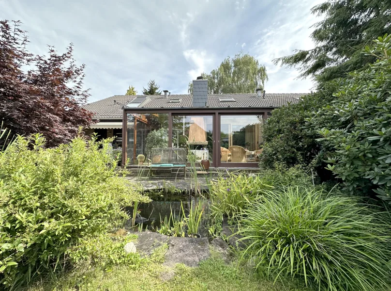 Rückseite, Wintergarten - Haus kaufen in Isernhagen (Kirchhorst) - Ansprechendes & großzügiges Reihenendhaus im Bungalowstil mit schönem Garten in ruhiger Lage