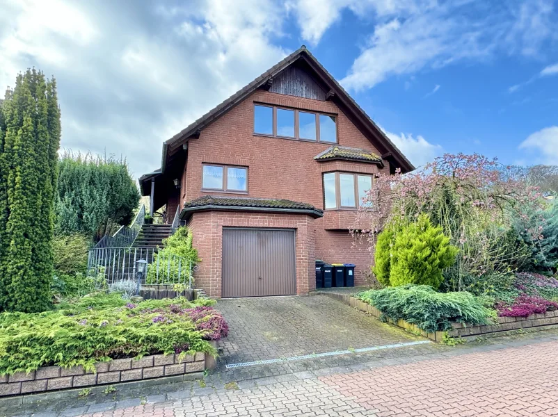 Vorderseite, Zufahrt - Haus kaufen in Bad Nenndorf - Ansprechendes Einfamilienhaus mit schönem Panoramausblick in guter Wohnlage