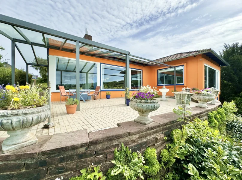 Rückseite, Terrasse - Haus kaufen in Eschershausen - Individueller & großzügiger Bungalow mit reizvollem Panoramaausblick in guter Wohnlage