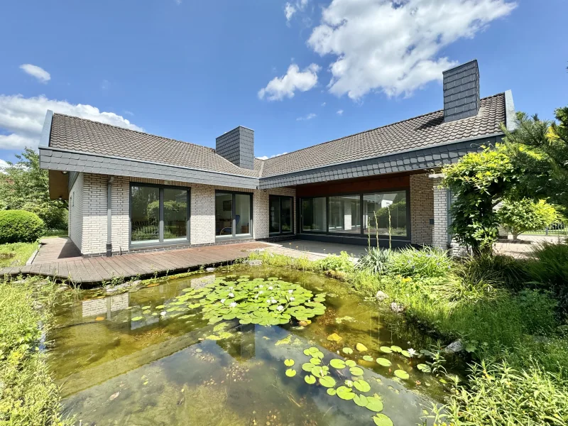 Rückseite, Terrasse, Teich - Haus kaufen in Burgdorf (Weststadt) - Exklusiver Bungalow mit Stil, Platz & schöner Gartenanlage in bevorzugter Wohnlage