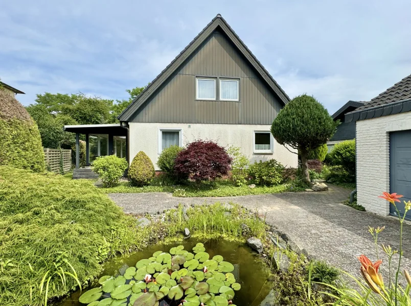 Vorderseite - Haus kaufen in Burgdorf (Weststadt) - Schönes & gepflegtes Einfamilienhaus mit idyllischem Garten in bevorzugter Wohnlage