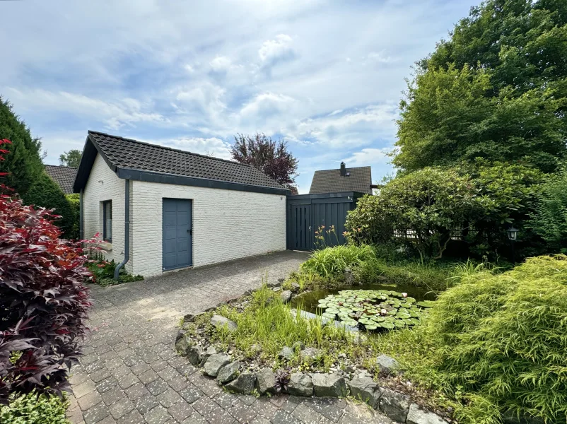 Vorgarten, Terrasse, Garage