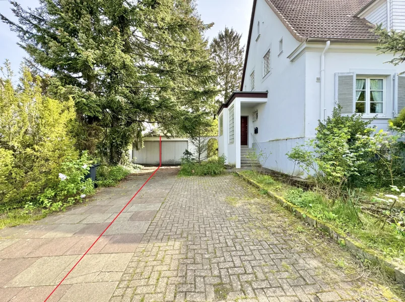 Zufahrt zur linken Garage - Grundstück kaufen in Hannover (Kirchrode) - Bauen Sie hier Ihr Traumhaus: Idyllisches Grundstück (753 m²) in bevorzugter Wohnlage