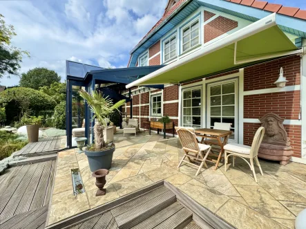 Rückseite, Terrasse - Haus kaufen in Lehrte (Sievershausen) - Stilvolles & topmodernes Fachwerktraumhaus mit schöner Gartenoase in ruhiger Lage