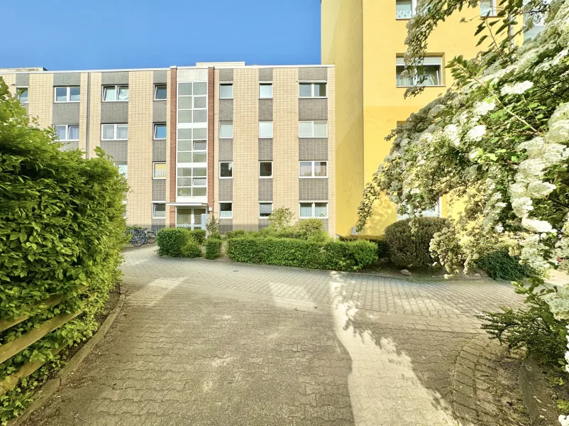 Hausansicht - Wohnung kaufen in Burgdorf - PROVISIONSFREI: Helle & gut geschnittene 3-Zimmer-Wohnung mit sonnigem Balkon