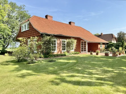 Giebel-/Vorderseite - Haus kaufen in Wennigsen (Wennigser Mark) - Attraktive Landhausvilla mit schönem Garten in reizvoller & stadtnaher Wohnlage