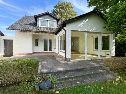 Rückseite - Haus kaufen in Holzminden - Schönes Einfamilienhaus mit großem Garten & herrlichem Ausblick in bester Wohnlage