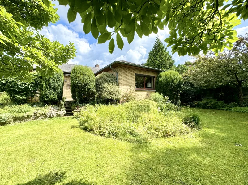 Haus- u. Gartenansicht - Haus kaufen in Wunstorf (Luthe) - Wohnen auf einer Ebene - Ansprechender Bungalow mit schönem Garten in bevorzugter Lage