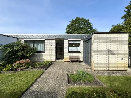 Vorderseite - Haus kaufen in Hannover (Vahrenheide) - Wohnen ohne Hindernisse: Interessanter Bungalow mit schönem Garten in ruhiger & zentraler Lage