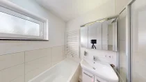 modernisiertes Bad mit Badewanne und Dusche
