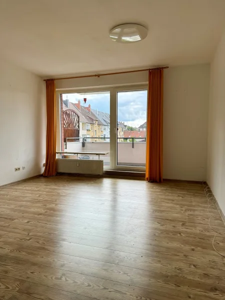 Wohnzimmer mit Balkon