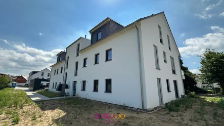 Aussenansicht Nordwest Haus 2_Stand Juni 2024 - Wohnung kaufen in Sickte - Einziehen, fertig! Neubau 3-Zim.-Wohnung. Feine Dachterrasse und Aufzug. Kein Garten, mehr Freizeit.