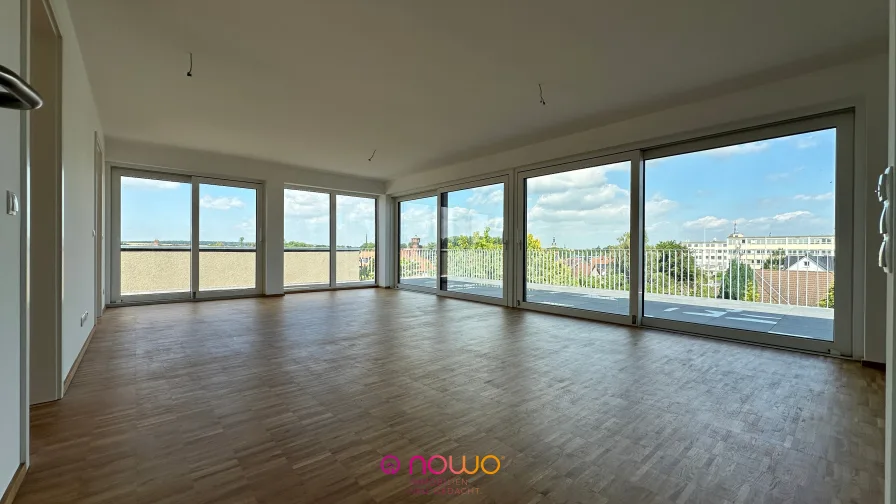 Großzügiger Wohn- und Essbereich mit Zugang zur Dachterrasse - Wohnung kaufen in Wolfenbüttel - Das Penthouse. Bezugsfertig für Sie. Einfach einziehen und den Ausblick genießen.