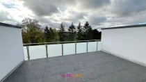 Dachterrasse mit Blick auf die Gartenfläche