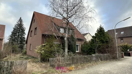 Außenansicht - Haus kaufen in Braunschweig - Veltenhof: Ideal für Handwerker! - Ruhig gelegenes Einfamilienhaus mit großem Garten