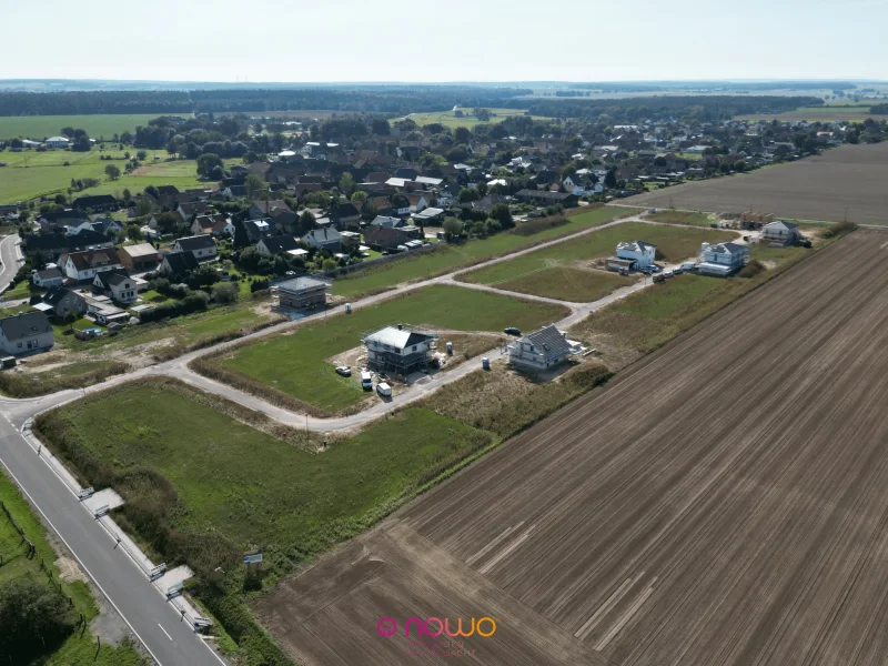 Luftbild - Übersicht Baugebiet - Stand September 2023 - Grundstück kaufen in Bahrdorf - Bauplatz 3 - Baugebiet Bäckerweg Ost in Bahrdorf