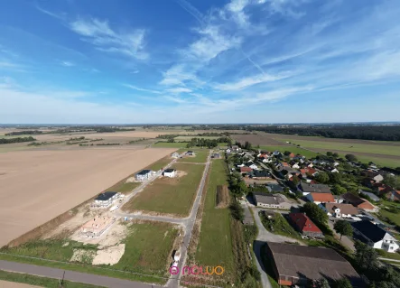 Luftbild - Blick nach Norden - Stand September 2023 - Grundstück kaufen in Bahrdorf - Bauplatz 16 - Baugebiet Bäckerweg Ost in Bahrdorf