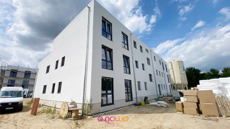 Außenseite und Hauseingang - Zinshaus/Renditeobjekt kaufen in Königslutter - Königslutter: Investment in Neubauwohnung. Fertig und bereits vermietet. Gut und sicher.