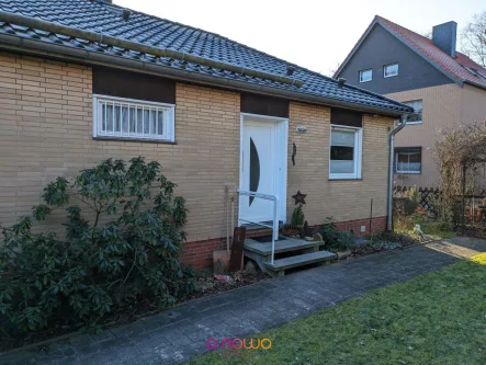 Ansicht mit Hauseingang - Haus kaufen in Peine - Bungalow am Herzberg mit Kaminofen, toller Einbauküche und Vollkeller