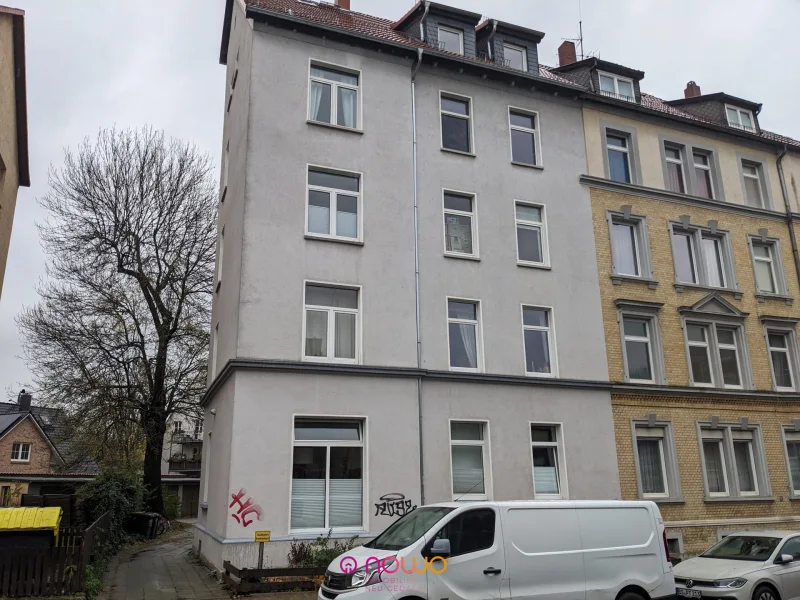 Straßenansicht - Zinshaus/Renditeobjekt kaufen in Braunschweig - Bei Mietern sehr beliebt: 2-Zimmer-Apartment am Maschplatz. Der Park vor der Tür.
