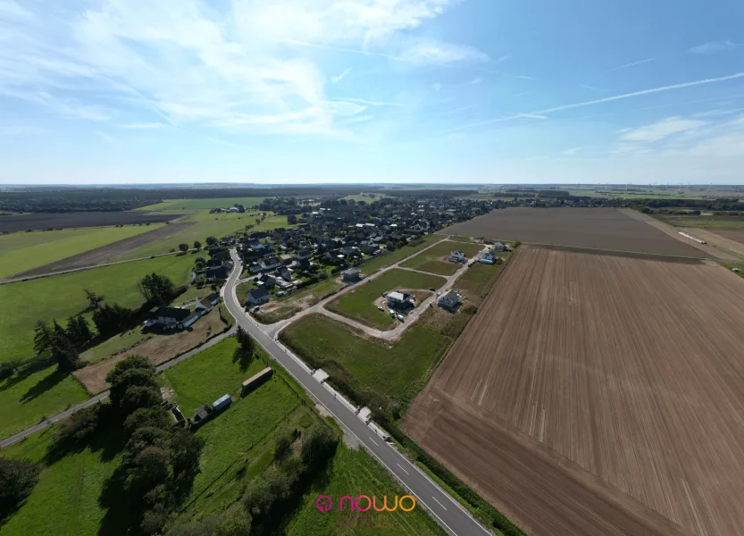 Luftbild - Blick nach Süden - Stand September 2023 - Grundstück kaufen in Bahrdorf - Bauplatz 13 - Baugebiet Bäckerweg Ost in Bahrdorf